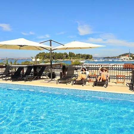 Dalmatia In With Swimming Pool, Cleaning Included بريكو