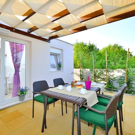 Apartment Dalmatia In With Swimming Pool, Cleaning Included *