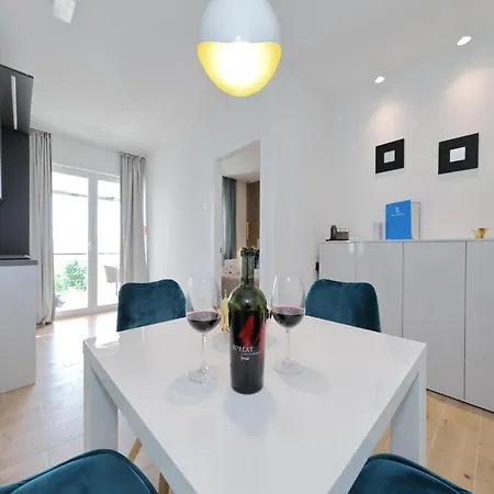 Apartment Dalmatia In With Swimming Pool, Cleaning Included *