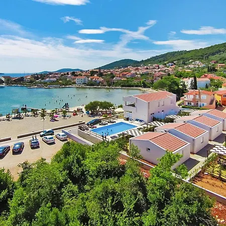 Dalmatia In With Swimming Pool, Cleaning Included بريكو