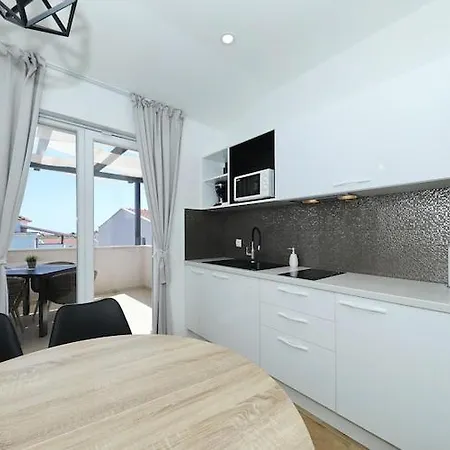 Apartment Dalmatia In With Swimming Pool, Cleaning Included *