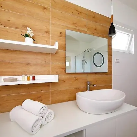 Dalmatia In With Swimming Pool, Cleaning Included *