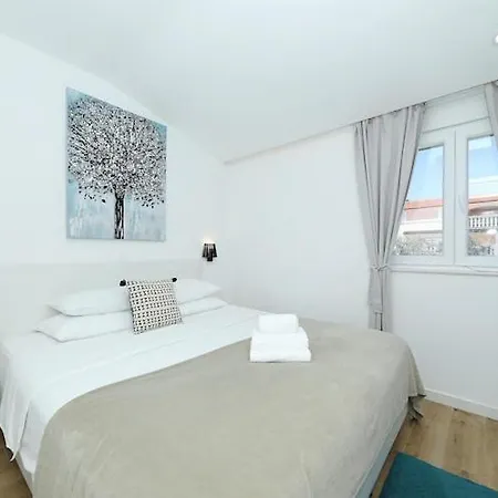 Dalmatia In With Swimming Pool, Cleaning Included شقة