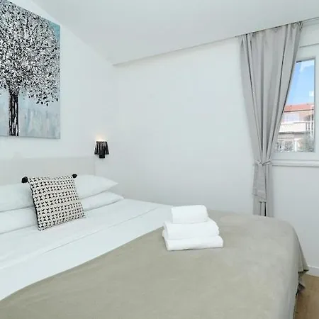 Dalmatia In With Swimming Pool, Cleaning Included شقة