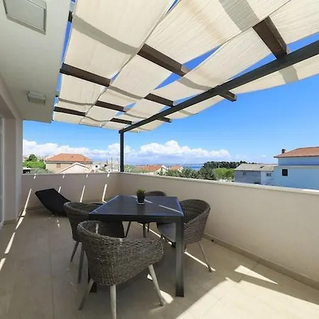 Dalmatia In With Swimming Pool, Cleaning Included بريكو
